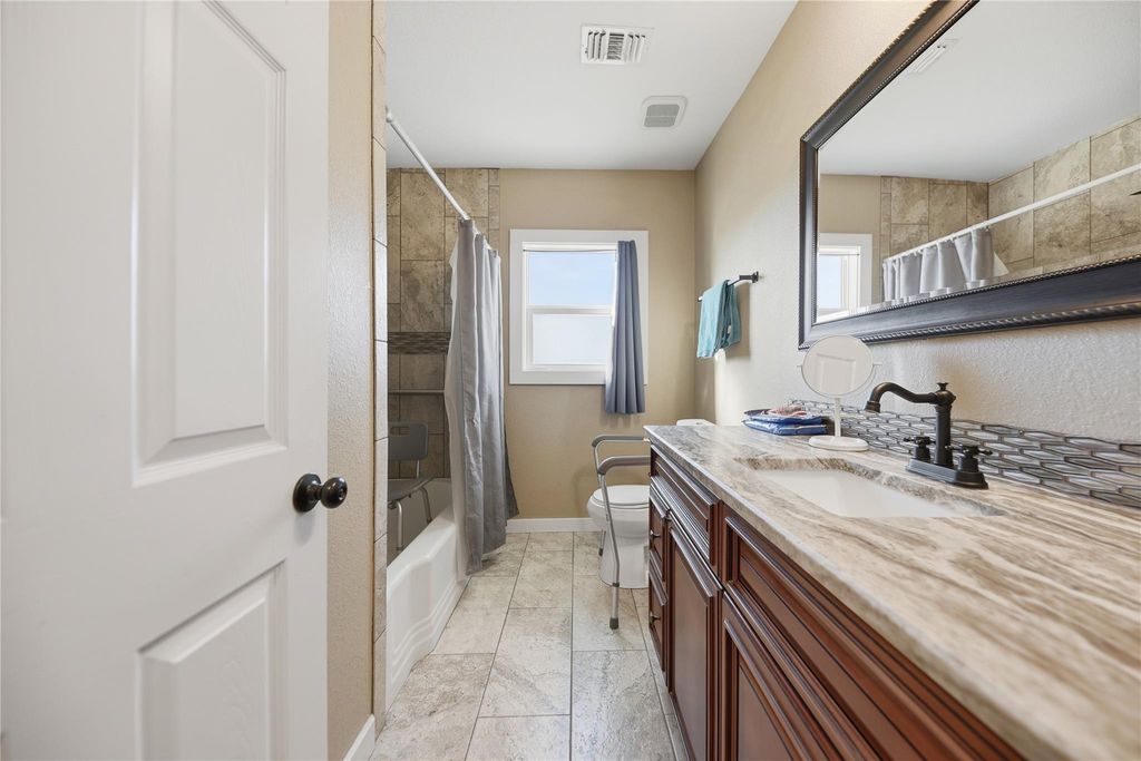 385 S Caldwell ST, Giddings, TX 78942