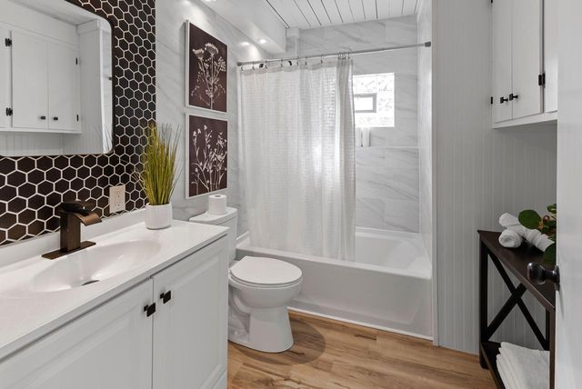 4015 W Kiley AVENUE, Milwaukee, WI 53209