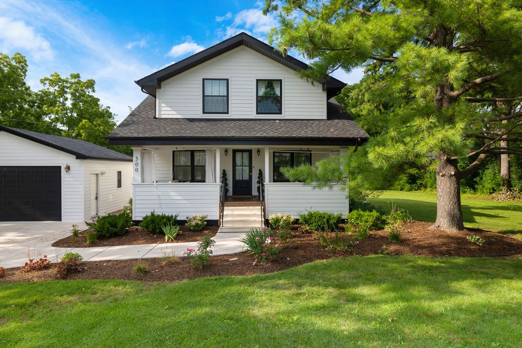300 Geneva Road, Glen Ellyn, IL 60137