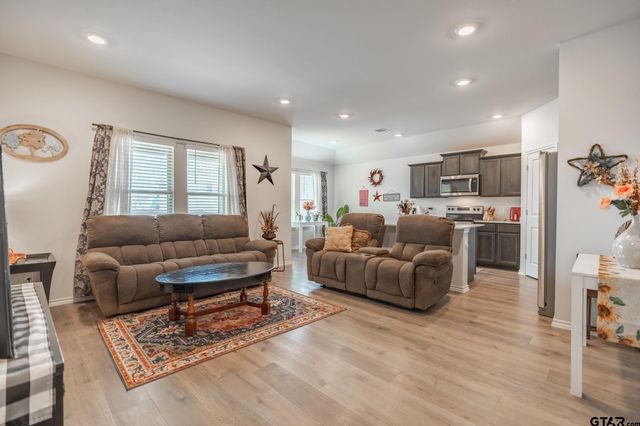 604 N Riveroaks Ln, Chandler, TX 75758