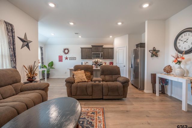 604 N Riveroaks Ln, Chandler, TX 75758