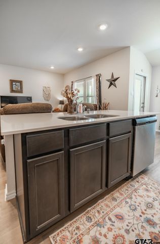 604 N Riveroaks Ln, Chandler, TX 75758