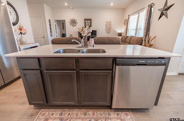 604 N Riveroaks Ln, Chandler, TX 75758