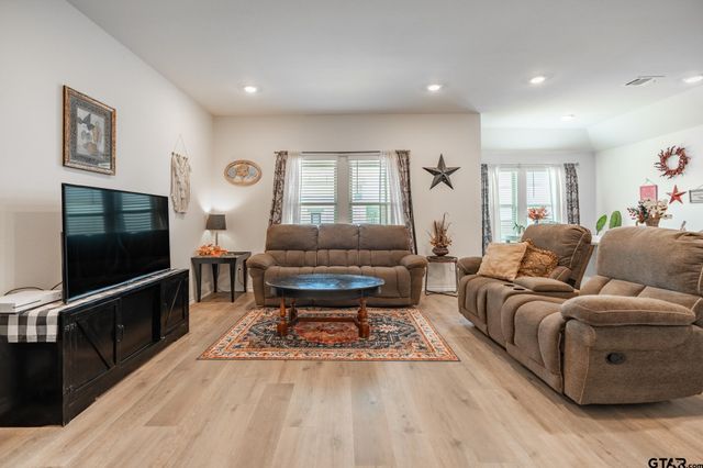 604 N Riveroaks Ln, Chandler, TX 75758
