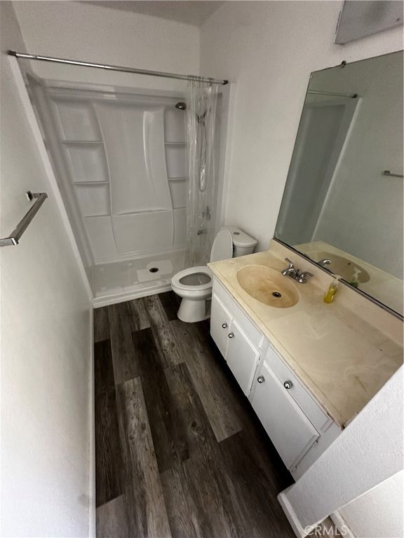 Image 7 of property listing at 1010 W Macarthur 40, Santa Ana, CA 92707