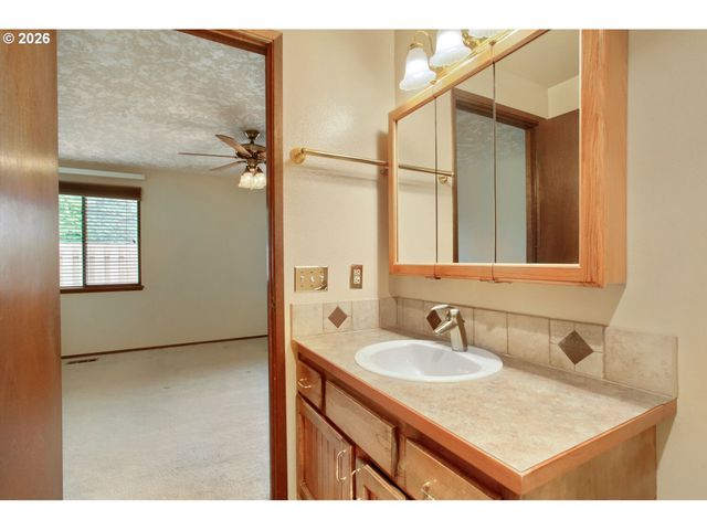 16680 Sw QUEEN ANNE Ave, Portland, OR 97224