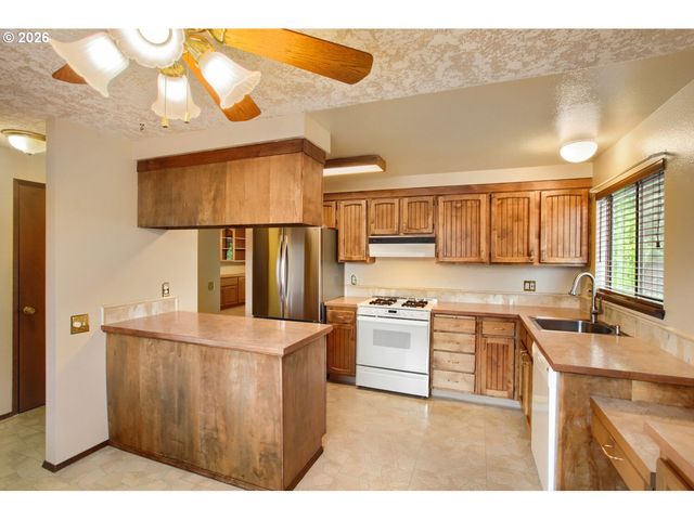 16680 Sw QUEEN ANNE Ave, Portland, OR 97224
