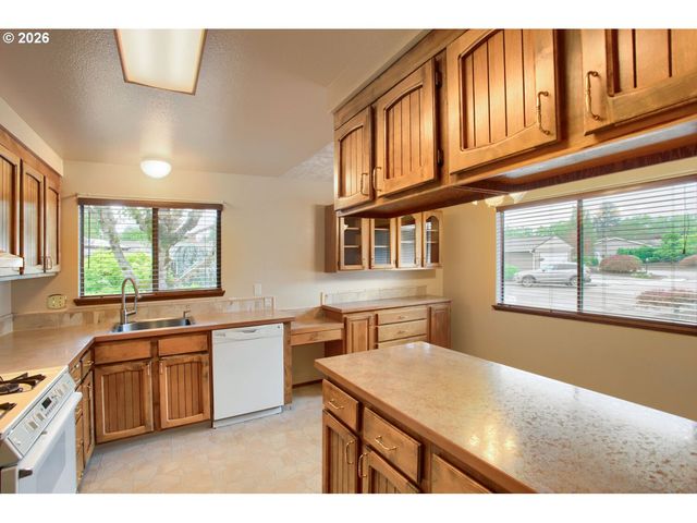16680 Sw QUEEN ANNE Ave, Portland, OR 97224