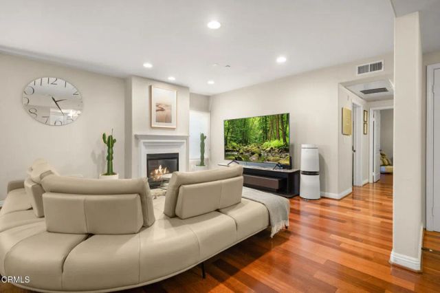 616 S Wilton Place 203, Los Angeles, CA 90005