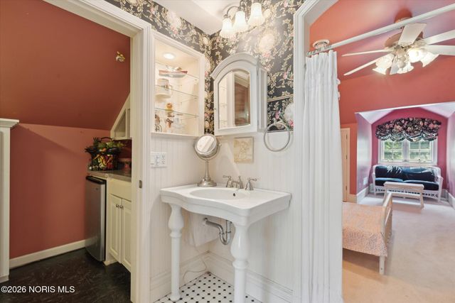 3614 Edgevale Road, Ottawa Hills, OH 43606