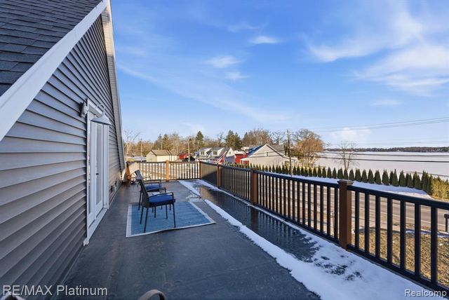 4960 Cooley Lake Road, Waterford, MI 48327