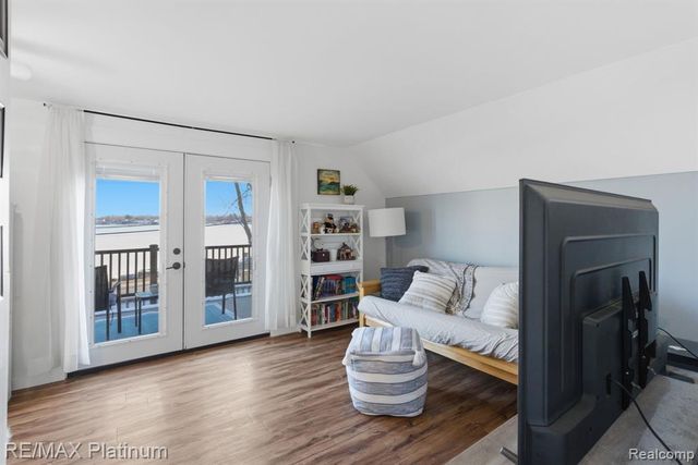 4960 Cooley Lake Road, Waterford, MI 48327