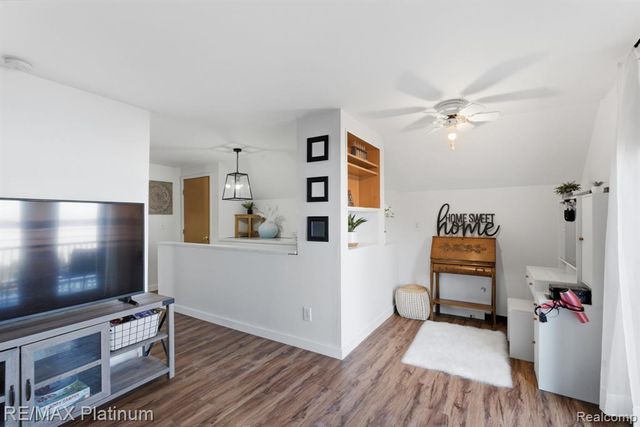 4960 Cooley Lake Road, Waterford, MI 48327