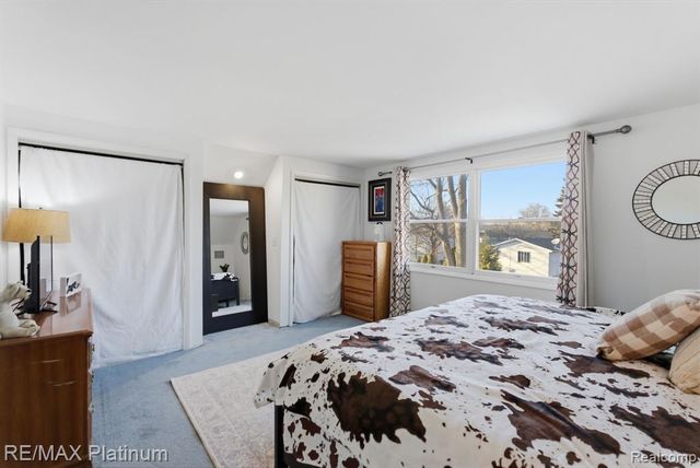 4960 Cooley Lake Road, Waterford, MI 48327