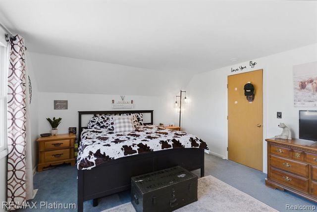 4960 Cooley Lake Road, Waterford, MI 48327