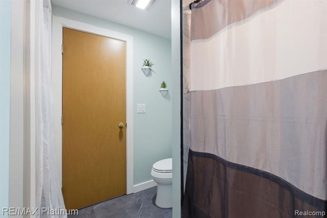 4960 Cooley Lake Road, Waterford, MI 48327