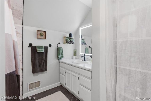 4960 Cooley Lake Road, Waterford, MI 48327