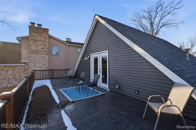 4960 Cooley Lake Road, Waterford, MI 48327