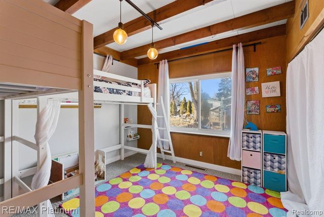 4960 Cooley Lake Road, Waterford, MI 48327