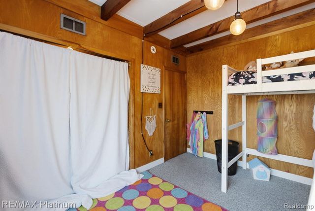 4960 Cooley Lake Road, Waterford, MI 48327