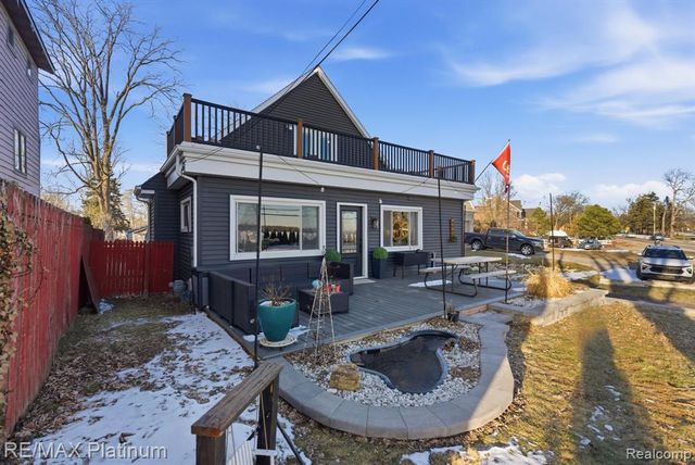 4960 Cooley Lake Road, Waterford, MI 48327