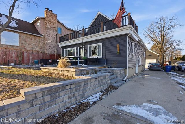 4960 Cooley Lake Road, Waterford, MI 48327