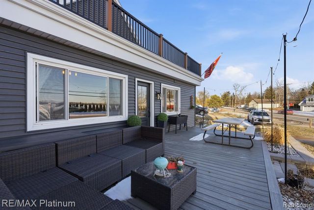 4960 Cooley Lake Road, Waterford, MI 48327