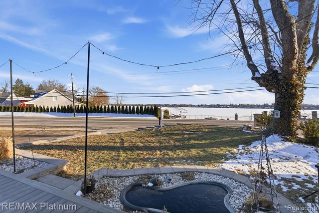 4960 Cooley Lake Road, Waterford, MI 48327