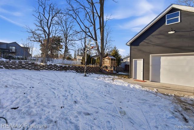 4960 Cooley Lake Road, Waterford, MI 48327