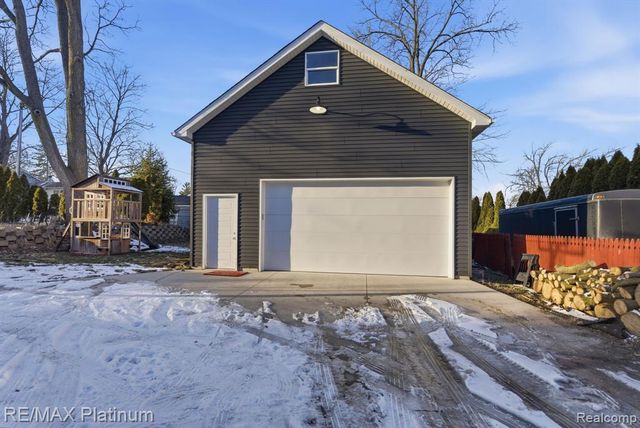 4960 Cooley Lake Road, Waterford, MI 48327