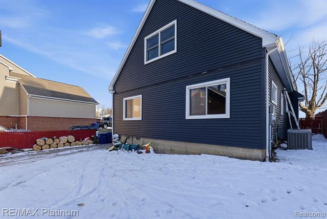 4960 Cooley Lake Road, Waterford, MI 48327