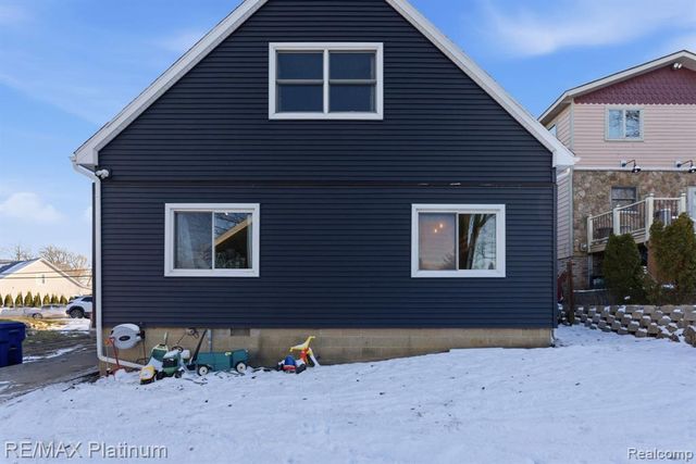 4960 Cooley Lake Road, Waterford, MI 48327