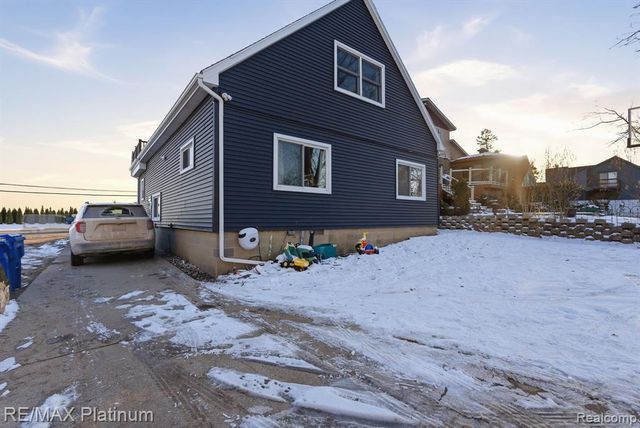 4960 Cooley Lake Road, Waterford, MI 48327