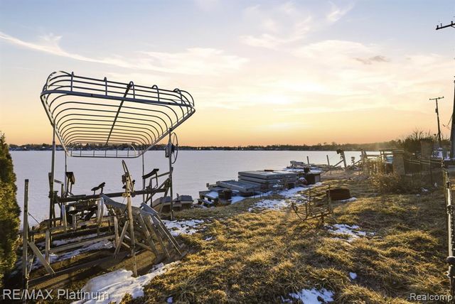 4960 Cooley Lake Road, Waterford, MI 48327