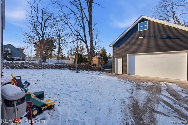 4960 Cooley Lake Road, Waterford, MI 48327