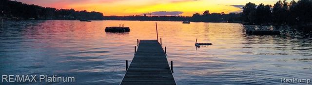 4960 Cooley Lake Road, Waterford, MI 48327