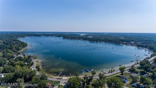 4960 Cooley Lake Road, Waterford, MI 48327