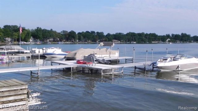 4960 Cooley Lake Road, Waterford, MI 48327