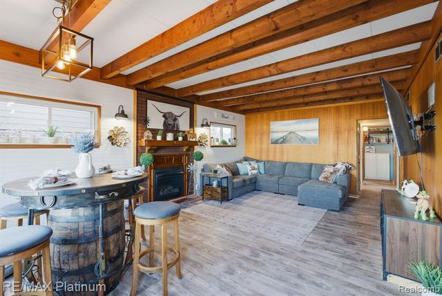 4960 Cooley Lake Road, Waterford, MI 48327