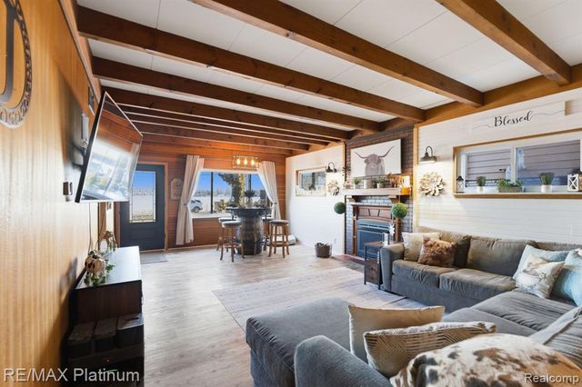 4960 Cooley Lake Road, Waterford, MI 48327