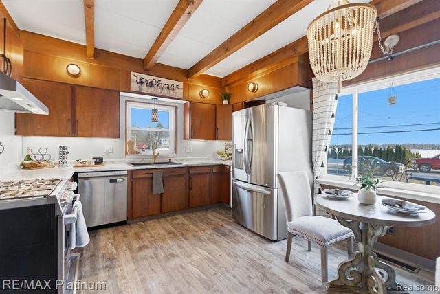 4960 Cooley Lake Road, Waterford, MI 48327