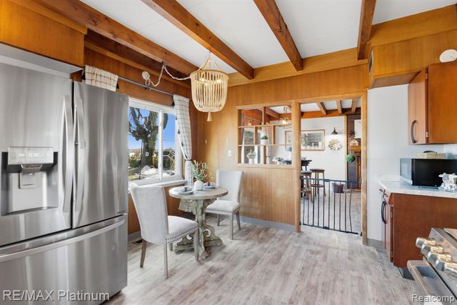 4960 Cooley Lake Road, Waterford, MI 48327