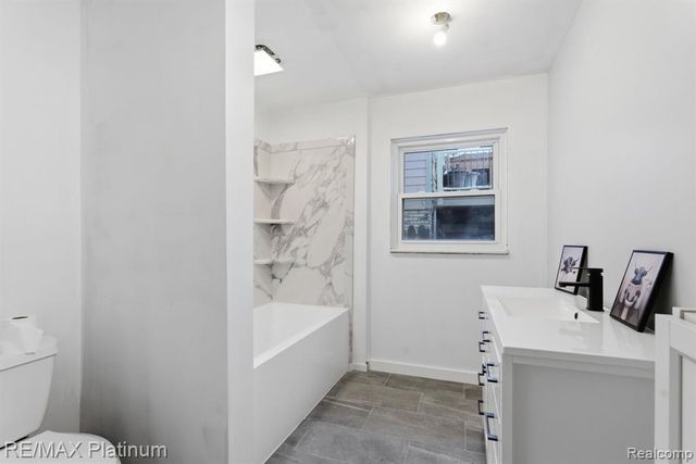 4960 Cooley Lake Road, Waterford, MI 48327