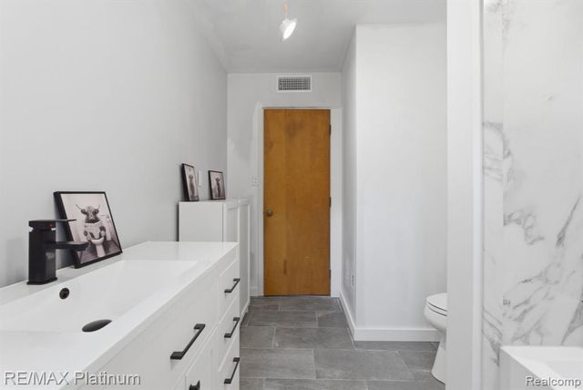 4960 Cooley Lake Road, Waterford, MI 48327