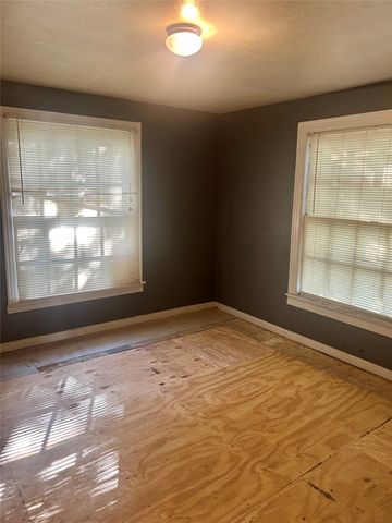 1016 N Howeth Street, Gainesville, TX 76240