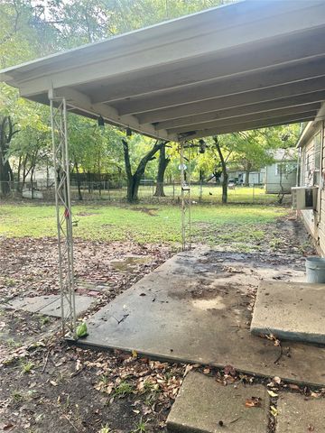 1016 N Howeth Street, Gainesville, TX 76240