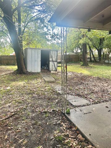 1016 N Howeth Street, Gainesville, TX 76240