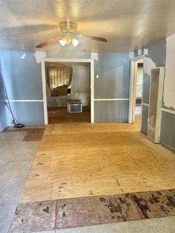 1016 N Howeth Street, Gainesville, TX 76240