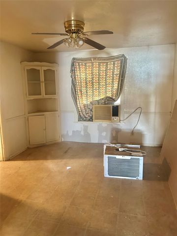 1016 N Howeth Street, Gainesville, TX 76240