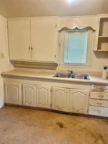 1016 N Howeth Street, Gainesville, TX 76240